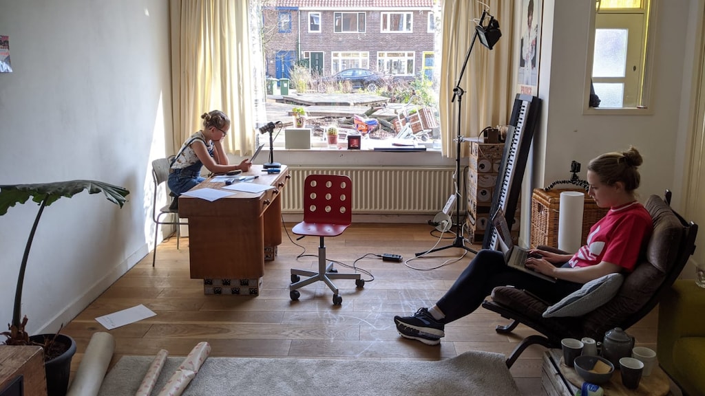 Jeske en Renee op 'de redactie'