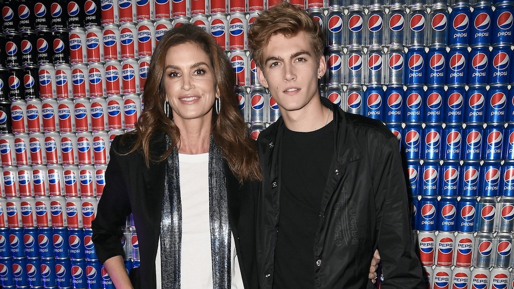 Cindy Crawford maakt zich grote zorgen om 'ontspoorde' zoon
