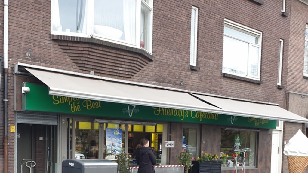 Het geïmproviseerde loket van snackbar Friendly's in Woerden