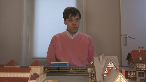 Kees Momma moet na jaren bij ouders op eigen benen staan in nieuwe documentaire