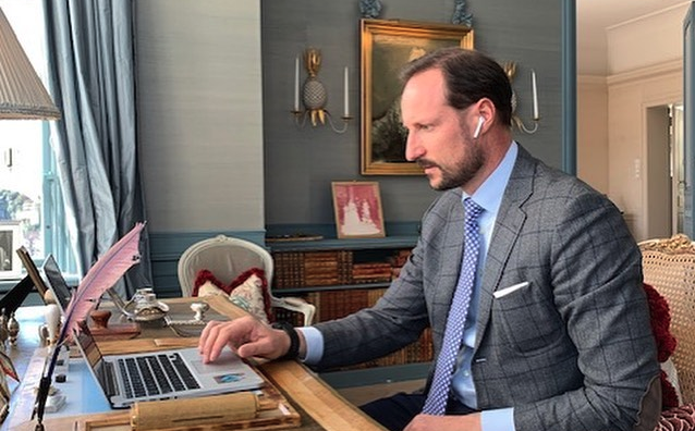 Kronprins Haakon av Norge jobber hjemmefra |  Boulevard RTL