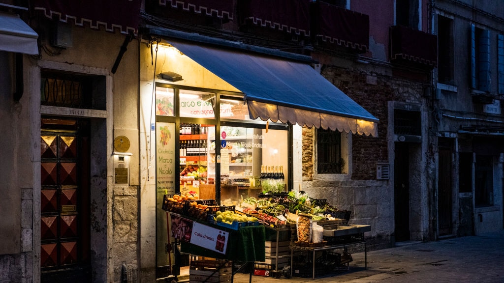 Italië verder stilgelegd, fabrieken dicht: 'Stap naar een oorlogseconomie'