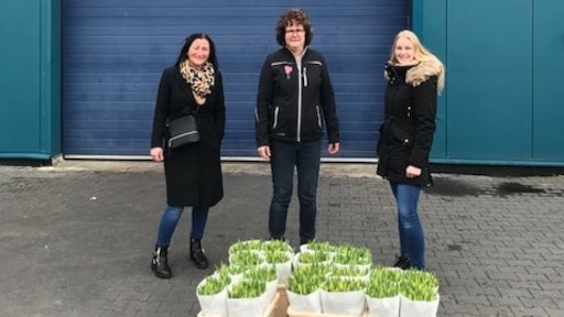 Patricia en Alette brengen tulpen en rozen naar eenzame ouderen