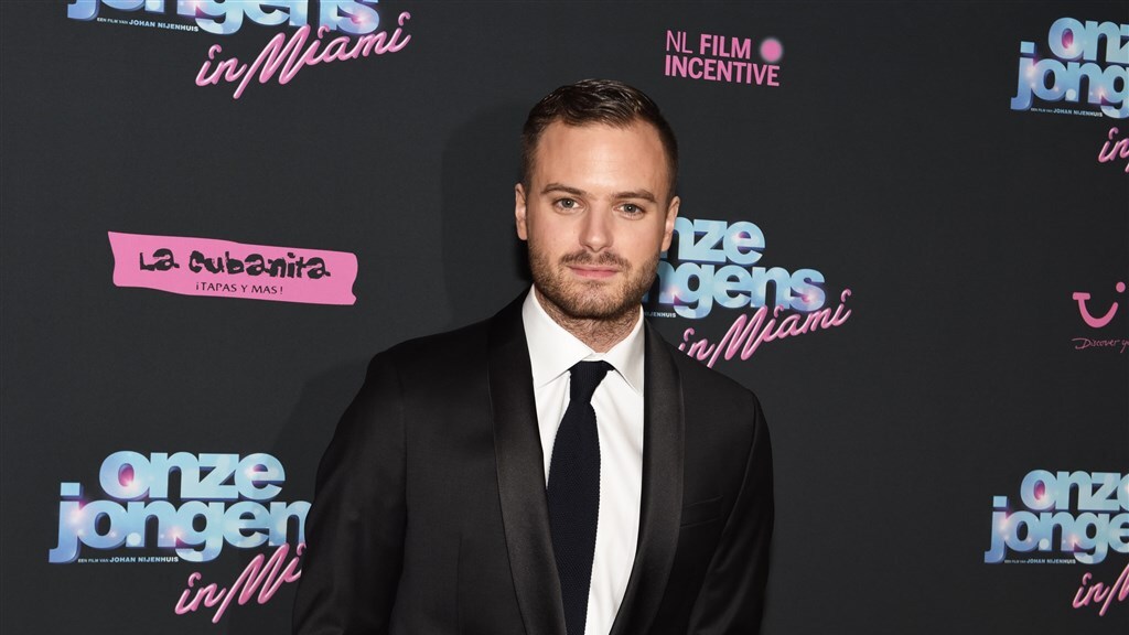 Jim Bakkum smeekt volgers thuis te blijven met prachtig nummer