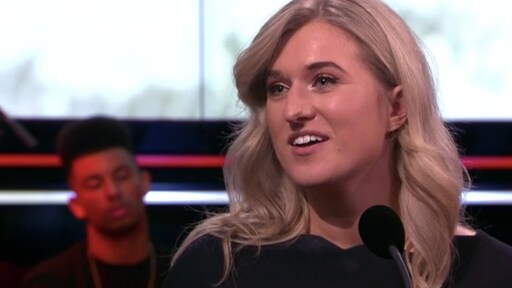 Britt Dekker maakt indruk met oproep voor ouderen in DWDD