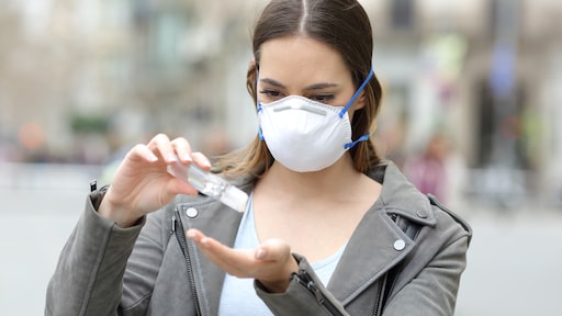 Hypochonder Ella vreest corona: 'Het liefst sluit ik mijn hele familie op in de kelder'