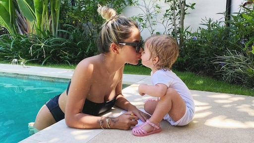 Zara-Lizzy giebelt er op los in zoete video van Monica Geuze