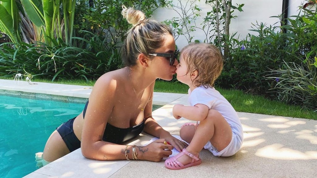 Zara-Lizzy giebelt er op los in zoete video van Monica Geuze