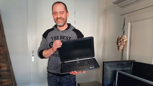 Richard zamelt laptops in voor kinderen die er geen hebben