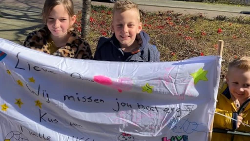 Oma's in tranen door lief spandoek van kleinkinderen: 'Ik mis ze zo'