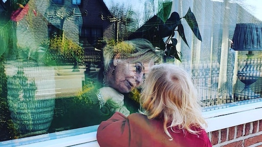 Moeder Carlo Boszhard krijgt kushandjes via het raam