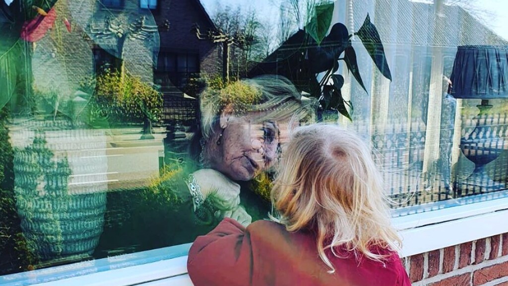 Moeder Carlo Boszhard krijgt kushandjes via het raam