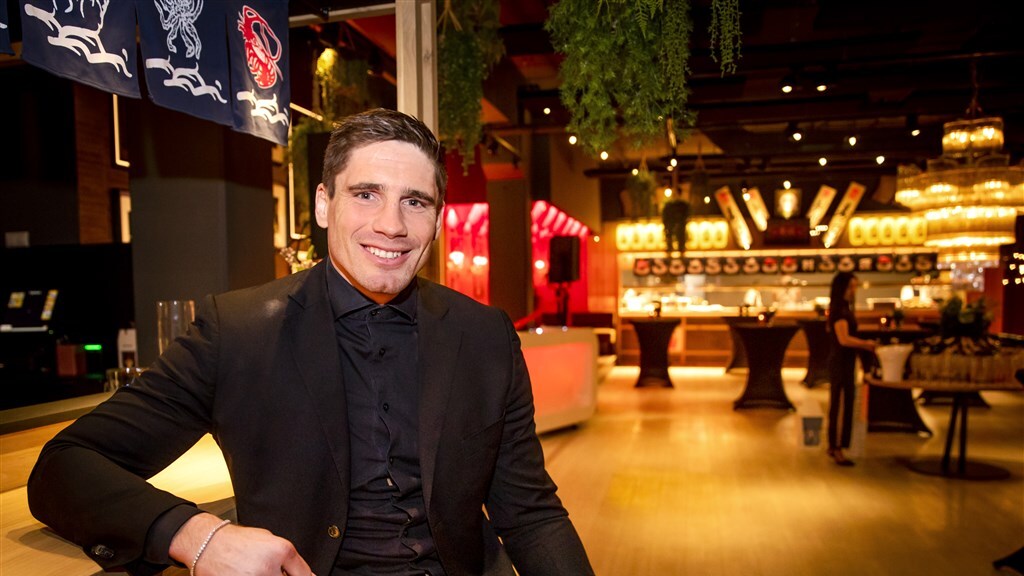 Ongeluk zit in klein hoekje: Rico Verhoeven breekt rib journalist