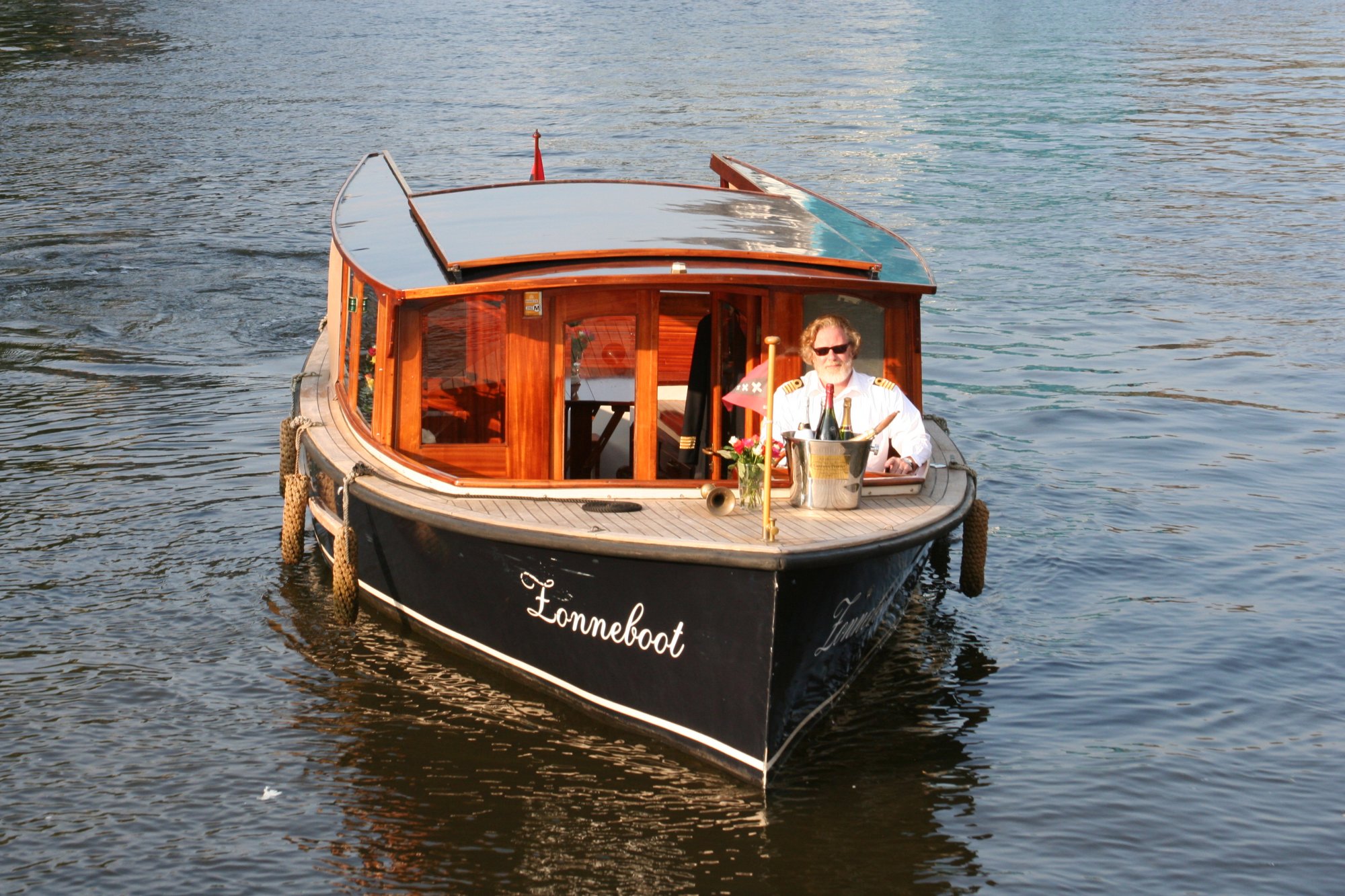 Schipper Frans Heijn op een van zijn passagiersboten. 