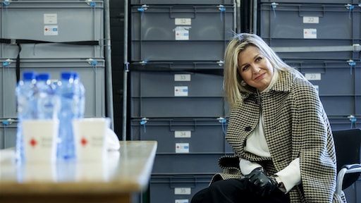 Koningin Máxima brengt bezoek aan vrijwilligers van Rode Kruis