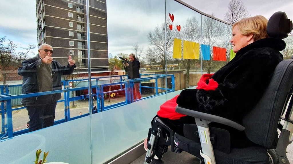 Dankzij een hoogwerker kon Frans (72) zijn vrouw weer zien