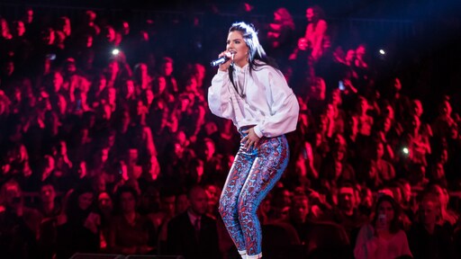 Famke Louise bedreigd: 'Ik zat in een hotel ondergedoken'