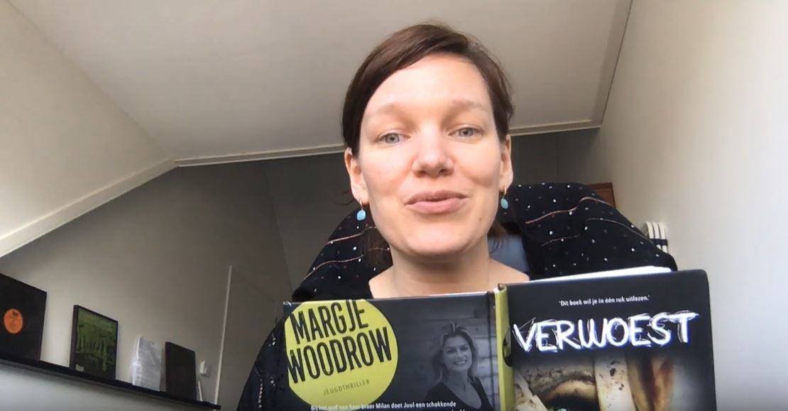 Laura maakt voorleesvideo's voor haar leerlingen