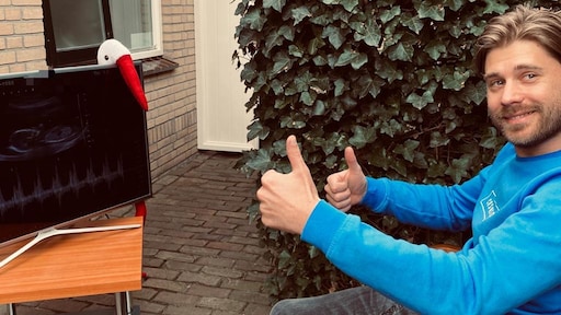 Twentse verloskundigenpraktijk zet tv buiten zodat vaders echo kunnen zien