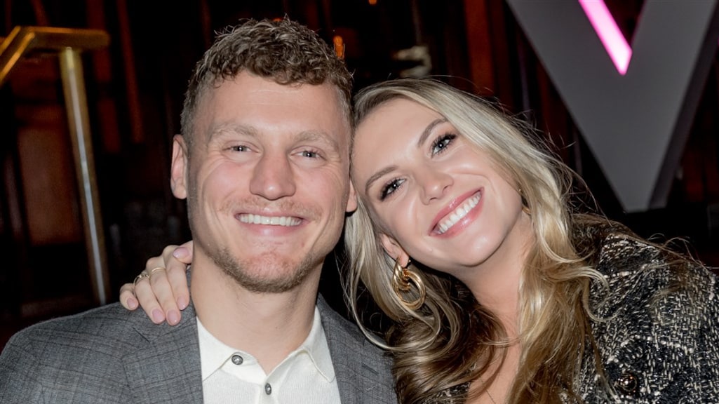 Kaj Gorgels zit vast in sexy satijnen pakje van vriendin Jessie