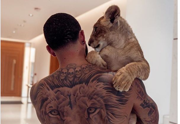 Ook PETA boos op Depay om foto's: 'Voorbeeld van onzekere man'