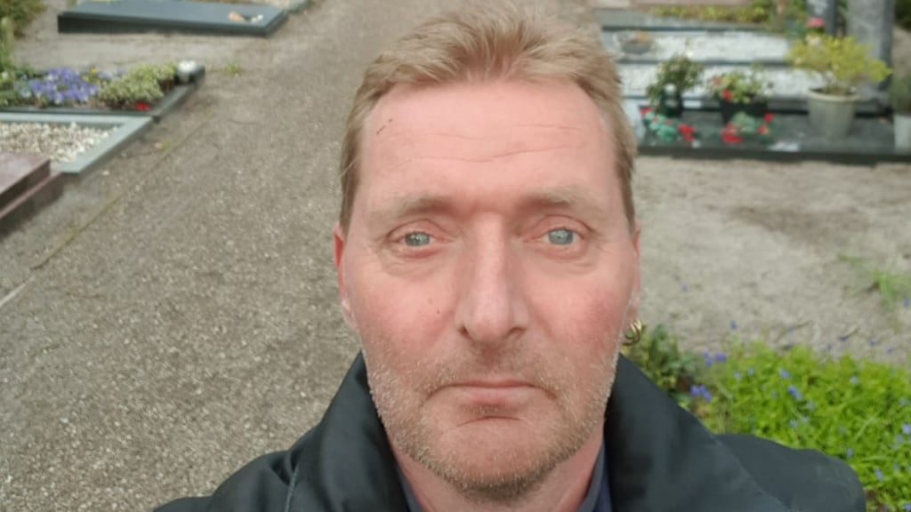 Remco werkt op een begraafplaats: 'Er staan overal waarschuwingsborden'