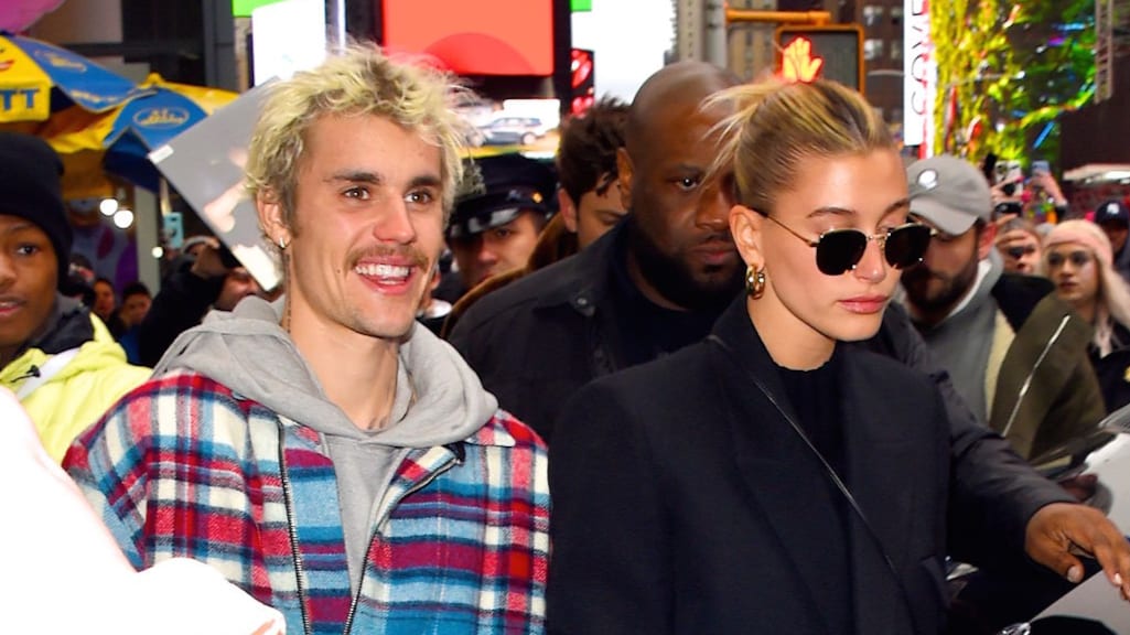 Hailey Bieber dwingt Justin snor af te scheren