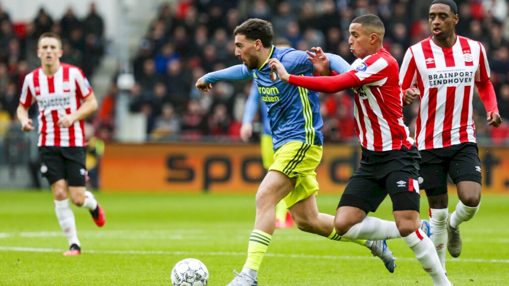 De KNVB en het voetbaldilemma: competitie uitspelen of niet?