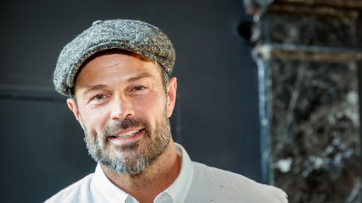 Arie Boomsma kijkt vol ongeloof naar de wereld om zich heen