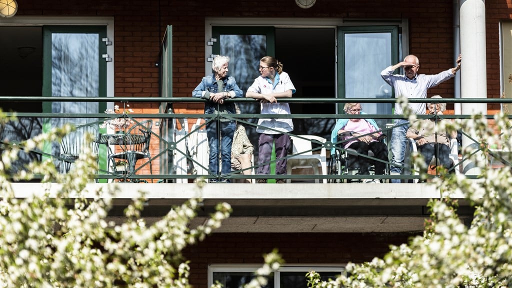 Personeel verpleeghuizen bang: 'We moeten mondkapjes hergebruiken'
