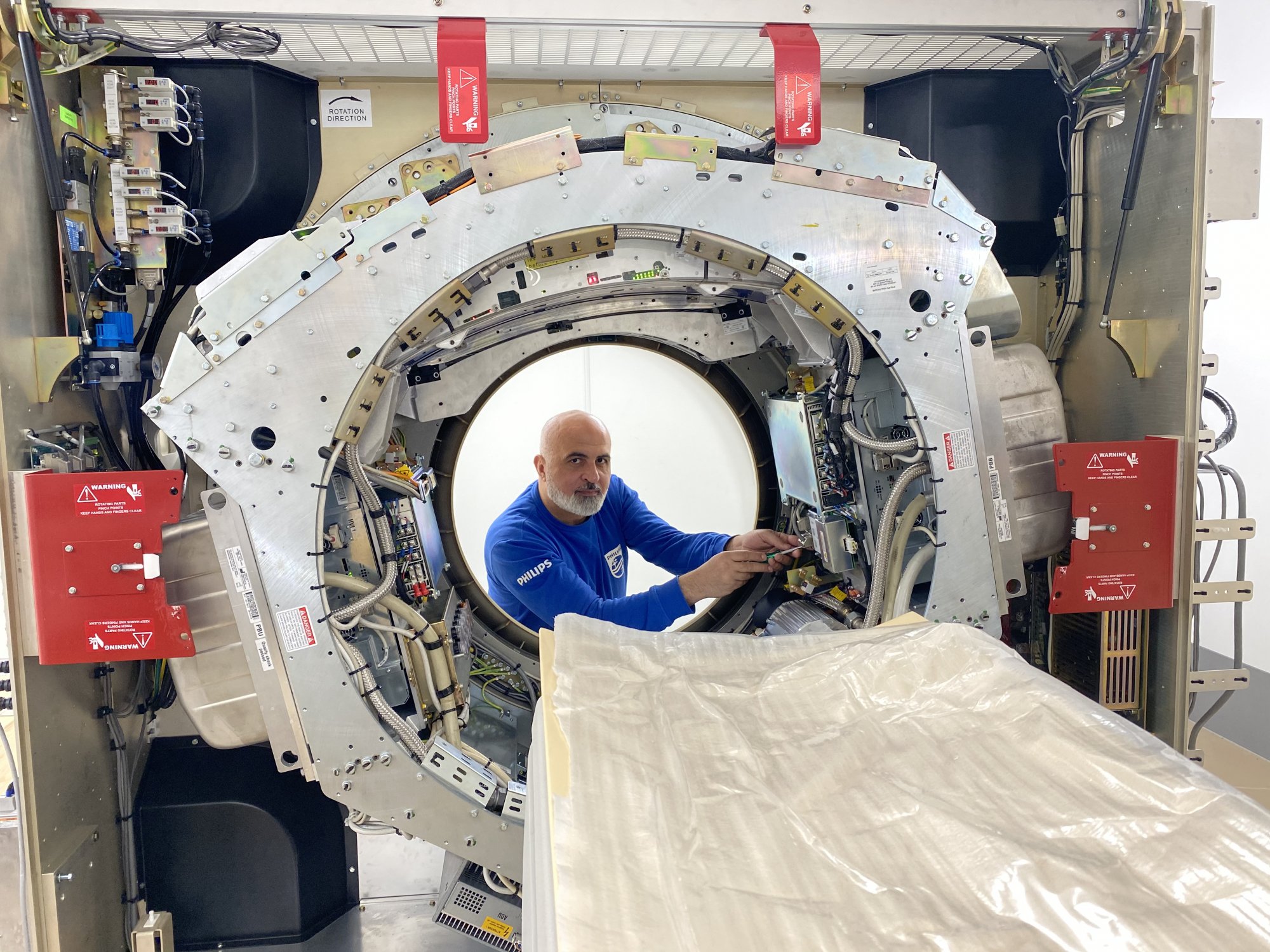 Kadir (47) maakt CT-scanners voor ziekenhuizen 