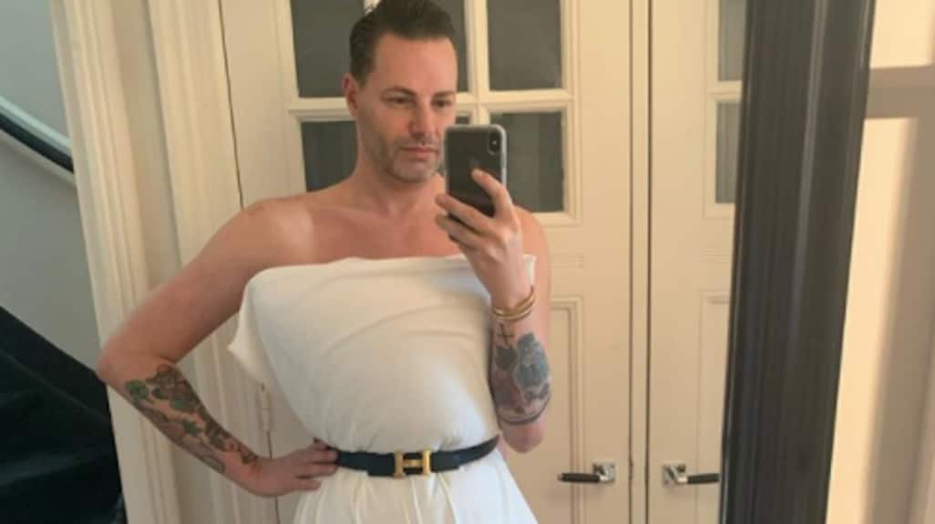 Fred van Leer maakt fashion van een kussen en een riem