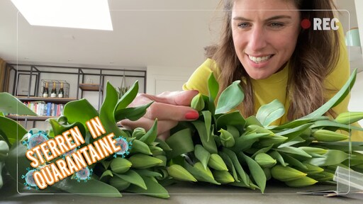 Sterren in Quarantaine: Marieke Elsinga deelt bloemen uit