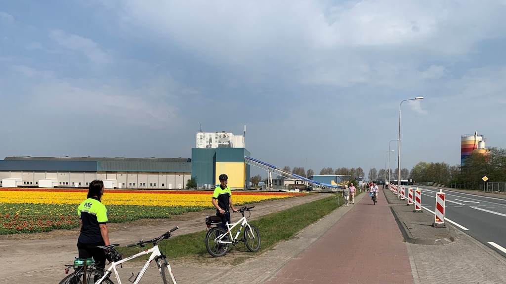 Politie surveilleert in Lisse.