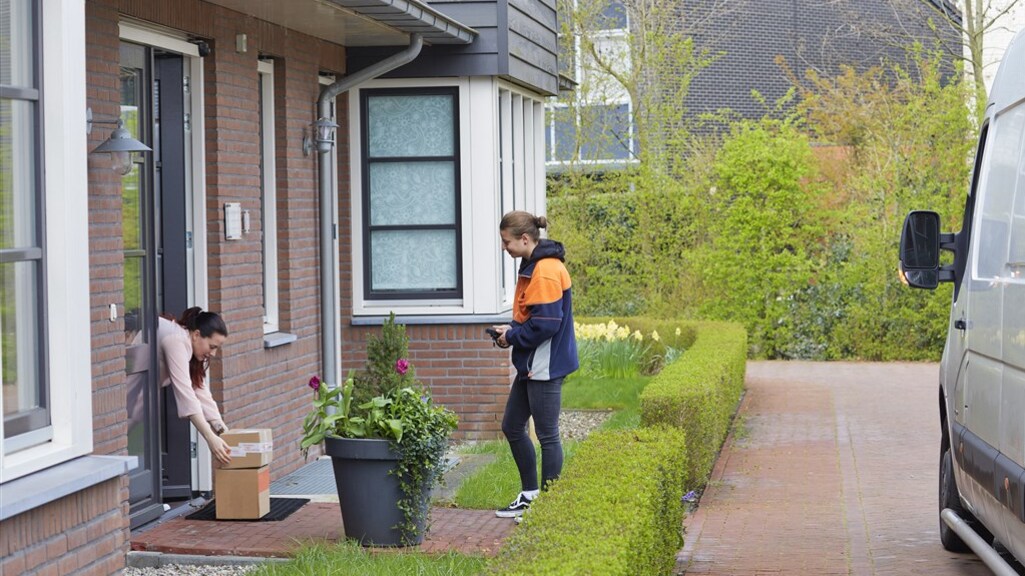 Boze pakketbezorgers slepen PostNL voor rechter vanwege 'te lage tarieven'