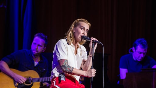 Zangeres Anouk niet aan boord eerste vliegtuig uit Marokko