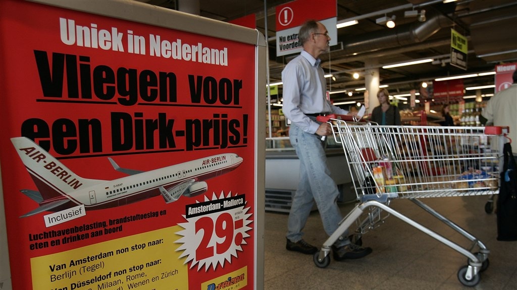 Reclames voor vliegreizen in de supermarkt in 2005.