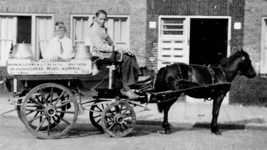Dirk van den Broek op de melkkar door Amsterdam.