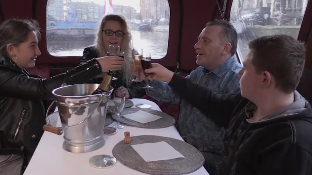 Familie Spijkerman zichtbaar ontroerd in Steenrijk, Straatarm