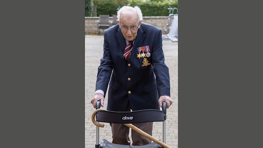 100 rondjes door de tuin: Britse veteraan Tom (99) haalt miljoenen op