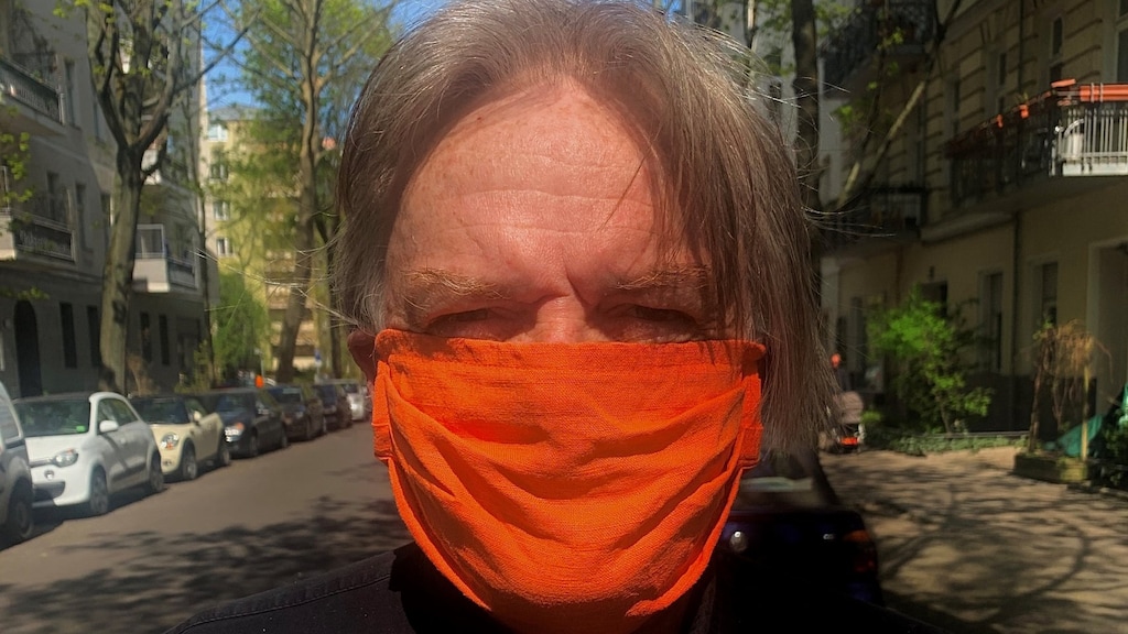 Correspondent Jeroen Akkermans met mondbescherming.