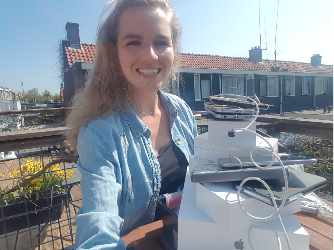 Charlotte (27) verzamelt smartphones voor ouderen om te videobellen
