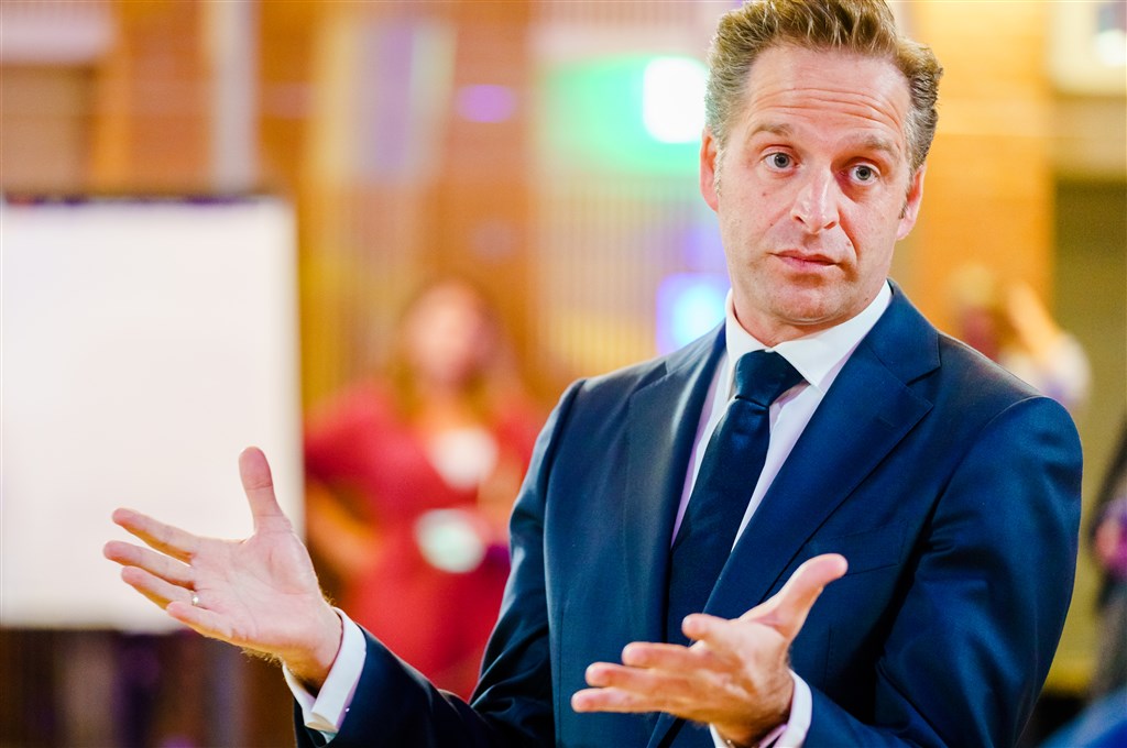 Minister De Jonge haalt fel uit naar opiniemakers