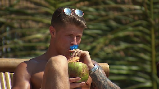 Playboy Dennis krijgt schrik van zijn leven in EOTB