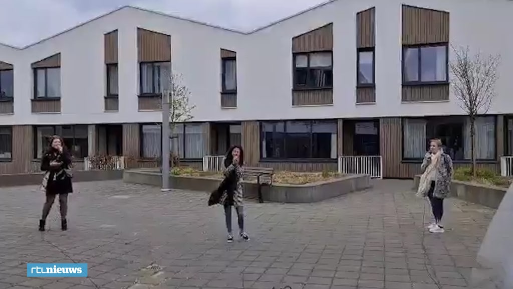 Jongeren voor ouderen: optreden op de stoep van verpleeghuis