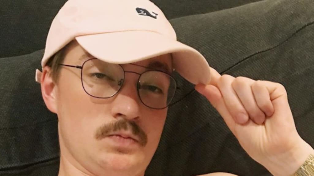 Bram Krikke moet bizarre tattoo laten zetten na uitdaging