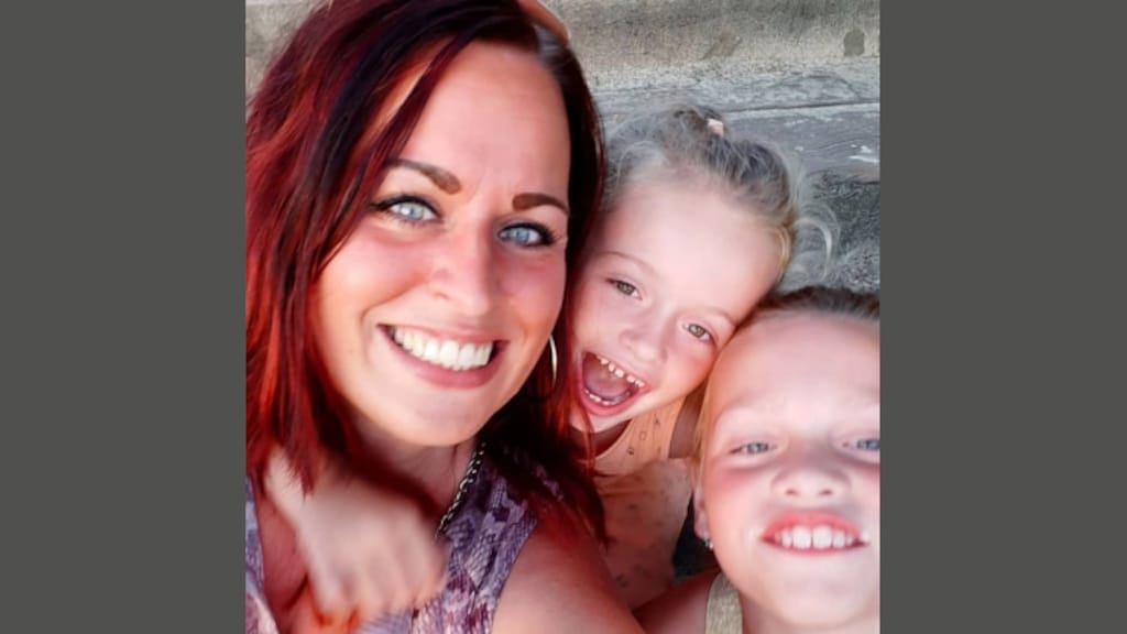 Patricia en haar twee dochters.