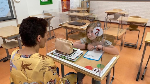 Veilig lesgeven: basisschool ontwerpt glazen wanden voor bureautjes