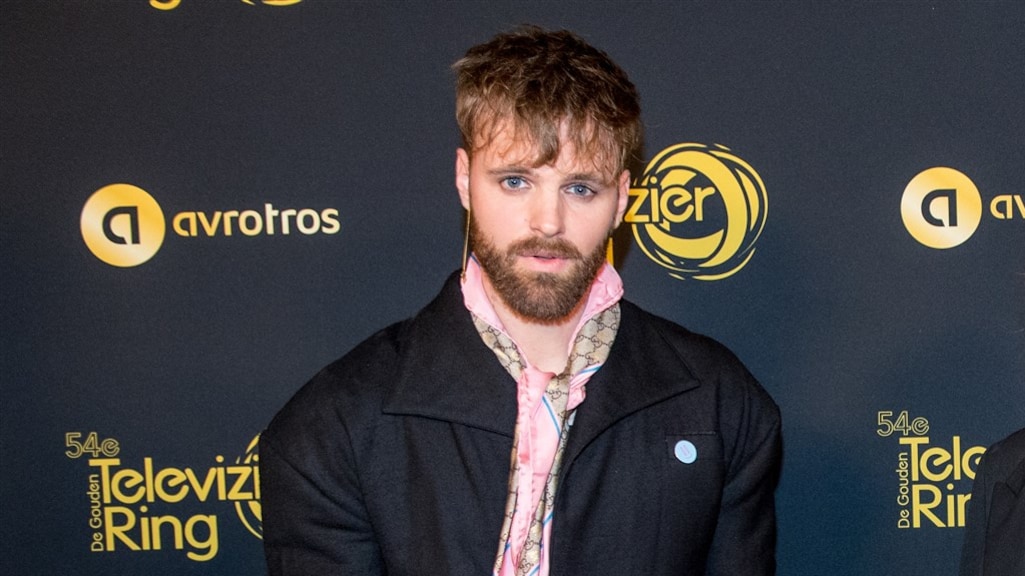 Tim Hofman is ook buiten verslingerd aan zijn telefoon