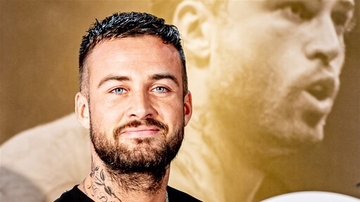 Dave Roelvink met aandoening aan gezicht richting ziekenhuis